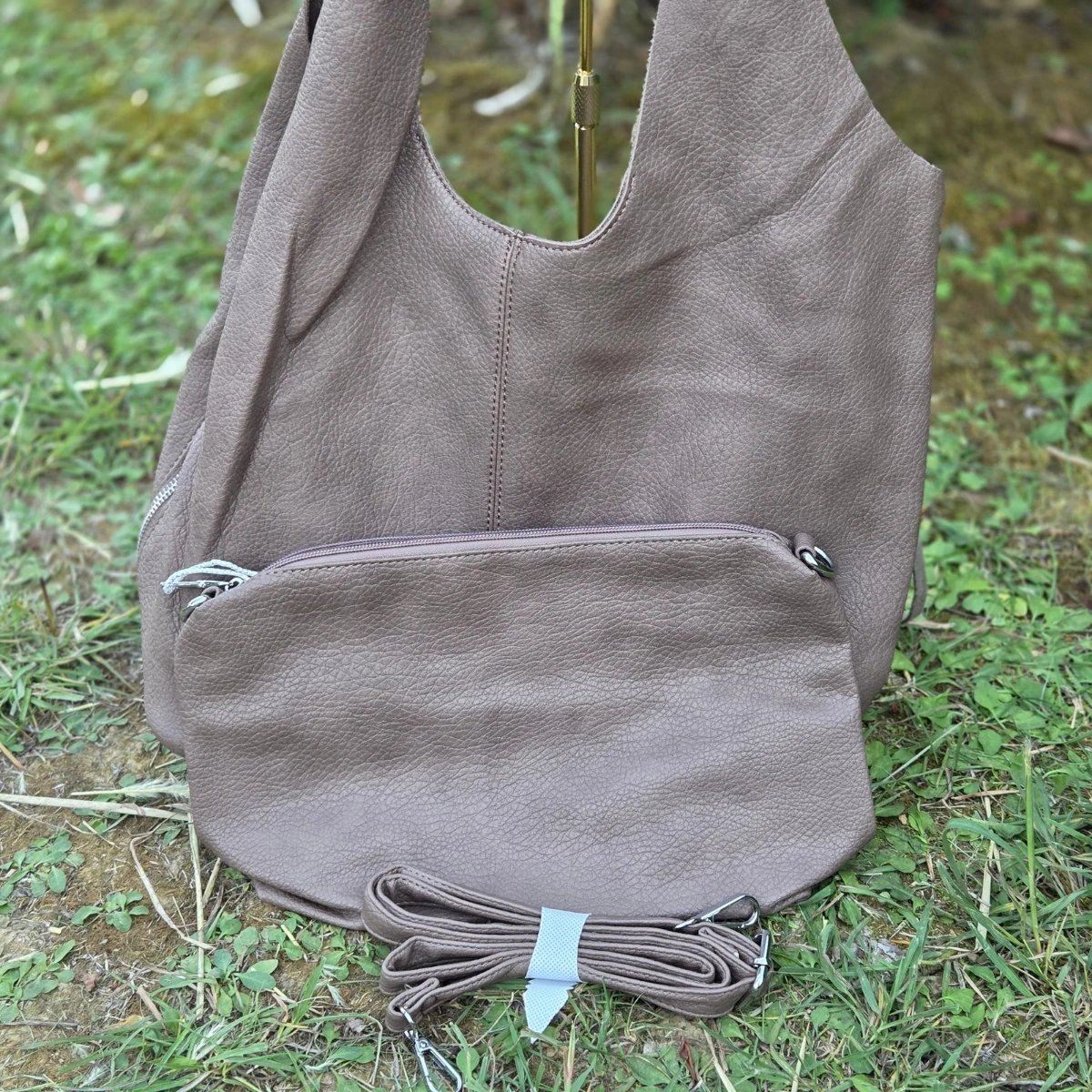 Sac femme souple taupe avec pochette assortie et bandoulière