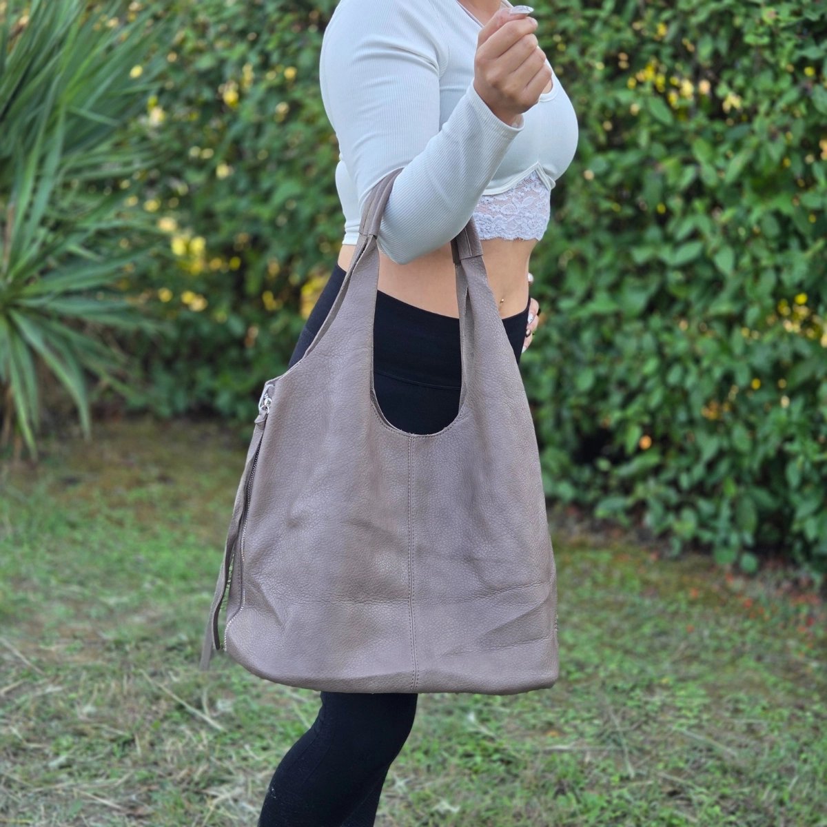 Sac femme souple taupe avec pochette assortie