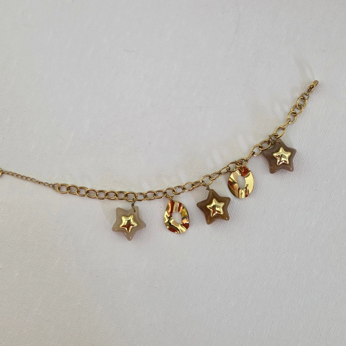 Bracelet charms acier inoxydable doré avec étoiles beige femme tendance
