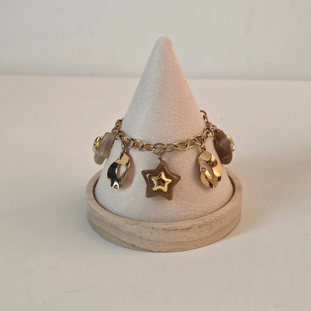 Bracelet charms acier inoxydable doré avec étoiles beige femme tendance élégant