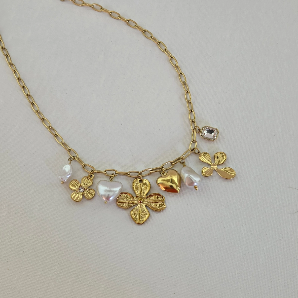 Collier charms acier inoxydable doré avec fleurs et cœurs nacrés femme élégant tendance