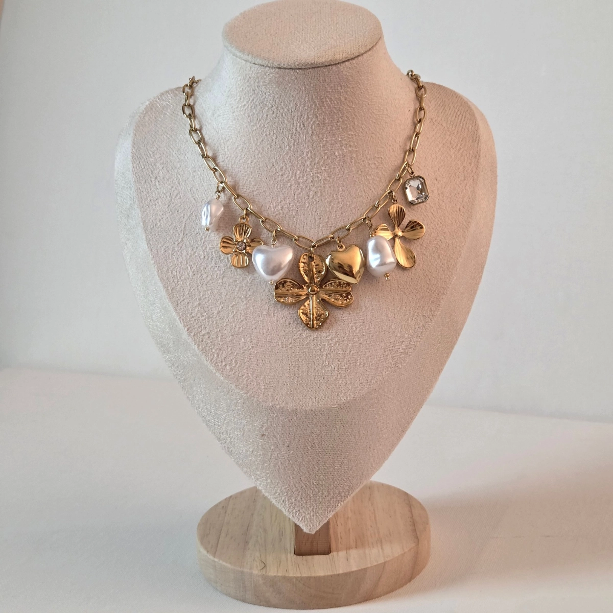 Collier breloques acier inoxydable doré avec fleurs et cœurs nacrés femme élégant tendance