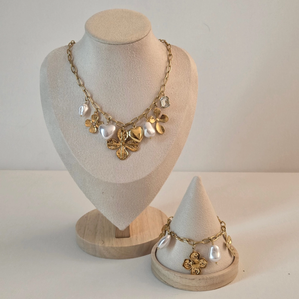 assorti collier et bracelet breloques acier inoxydable doré avec fleurs et cœurs nacrés femme élégant tendance