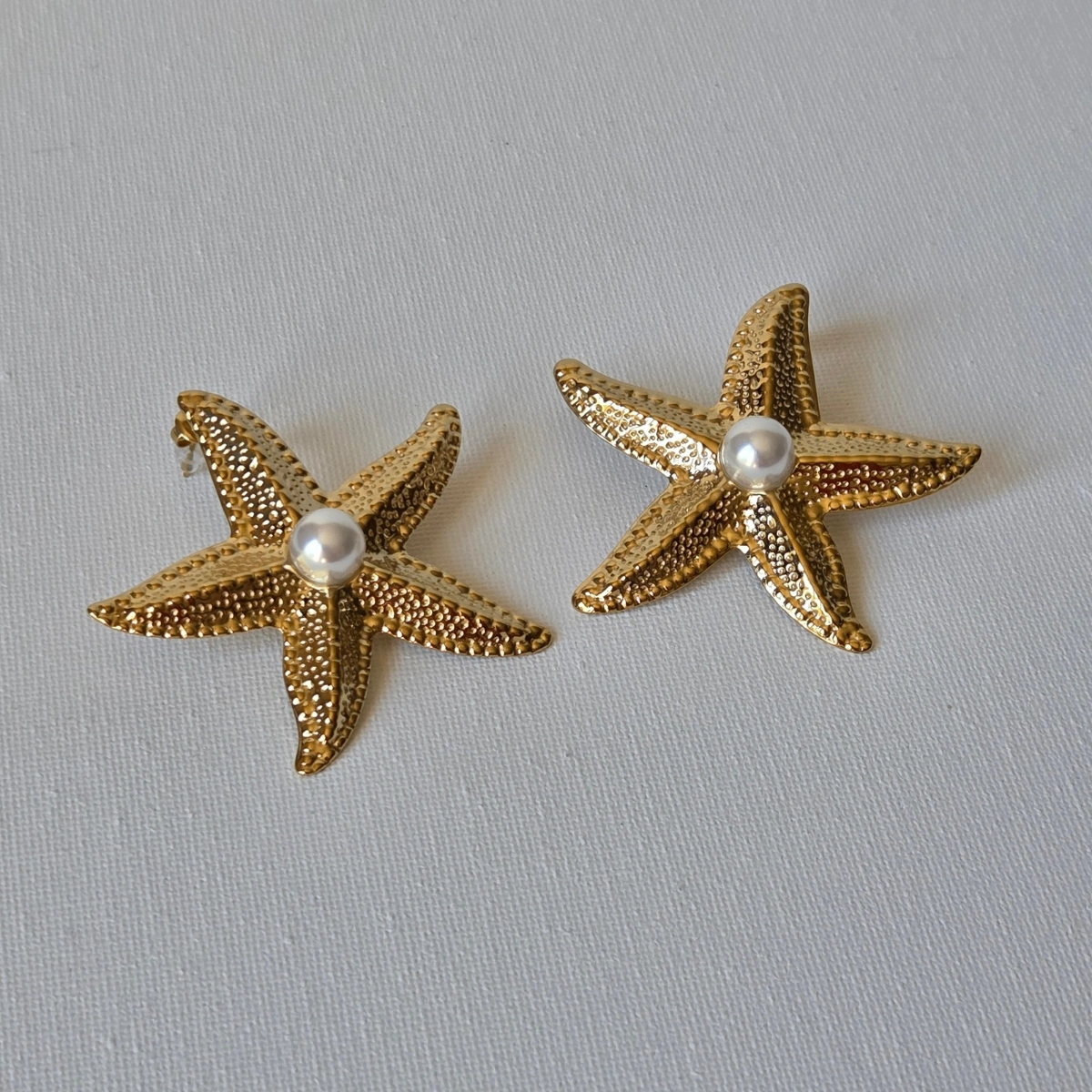 Boucles d’oreilles étoile de mer dorée acier inoxydable avec perle centrale